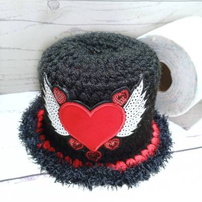 Klorollenhut mit Herz- und Flügelmotiv, Gothic, Halloween