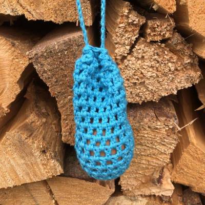 Eine Eierschleuder / Eiernetz / Ostereierschleuder / Ostereiernetz türkis