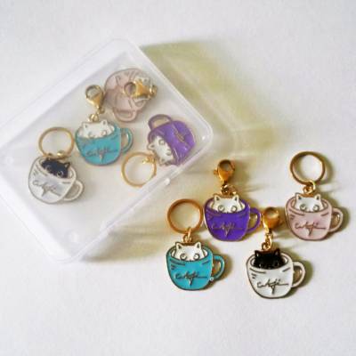 4 Stk. Maschenmarkierer Set, Maschenzähler, in einem Box Katze, Teetasse mit Metallring oder Karabiner wählbar