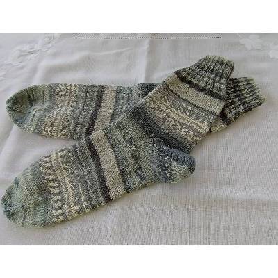 Handgestrickte Socken grau-gemustert in Größe 42/43