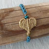 schlichtes Makramee Armband mit goldfarbenem Herz und Trägerband in petrol mit Keramik- und Holzperlen
