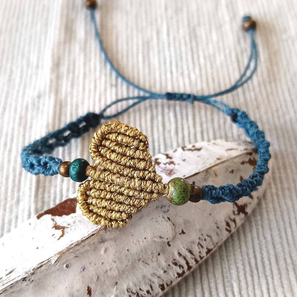 schlichtes Makramee Armband mit goldfarbenem Herz und Trägerband in petrol mit Keramik- und Holzperlen Bild 2