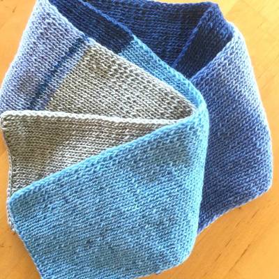 Herrenschal mit Farbverlauf in Blautönen handgestrickt von Hobbyhaus