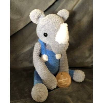 Kuscheltier Nashorn mit Latzhose gehäkelt Geschenk Kind neu Amigrumi handmade