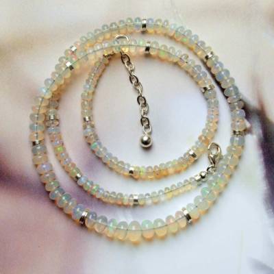 Edelsteinkette mit bläulich leuchtenden Welo Opal Rondellen aus Äthiopien, Silber