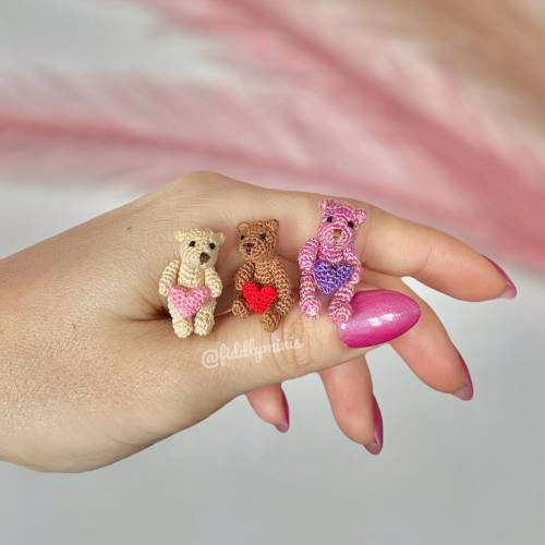 Gehäkelter Miniatur Amigurumi Teddybär - Geschenk zum Valentinstag oder Muttertag