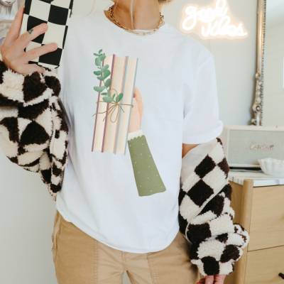 T-Shirt Lesen Bücher Hand Buchstapel BIOBAUMWOLLE - Buch Lesen Booklover Shirt Boho Kleidung - Reading Gift Shirt