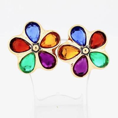 Opulente Ohrclips Blume aus Kunststoff in heller Goldfarbe und Bunt - Vintage Ohrschmuck zum Klipsen