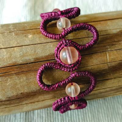 extravagantes Makramee Armband in bordeaux mit zartrosa Glasperlen