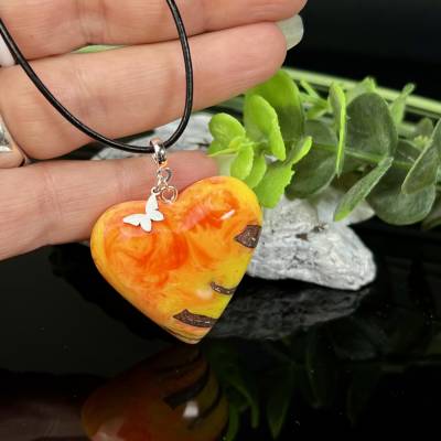 Herz Resin Holz Halskette in orange -gelb-weiß , Pinienzapfen, bei Schwarzlicht fluoreszierend, Schmetterling Charm