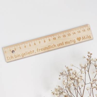 Lineal aus Holz mit Text und Namenspersonalisierung