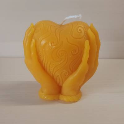 Herz Kerze, Herz in Händen haltend, Bienenwachs – Handgegossen, Gelb, Geschenkidee