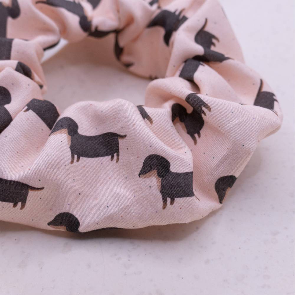 Scrunchie Dackel Haarband Hunde handgezeichnet - handgenähter Haargummi Zopfgummi rosa Hundemuster Dackel Geschenk haars Bild 2