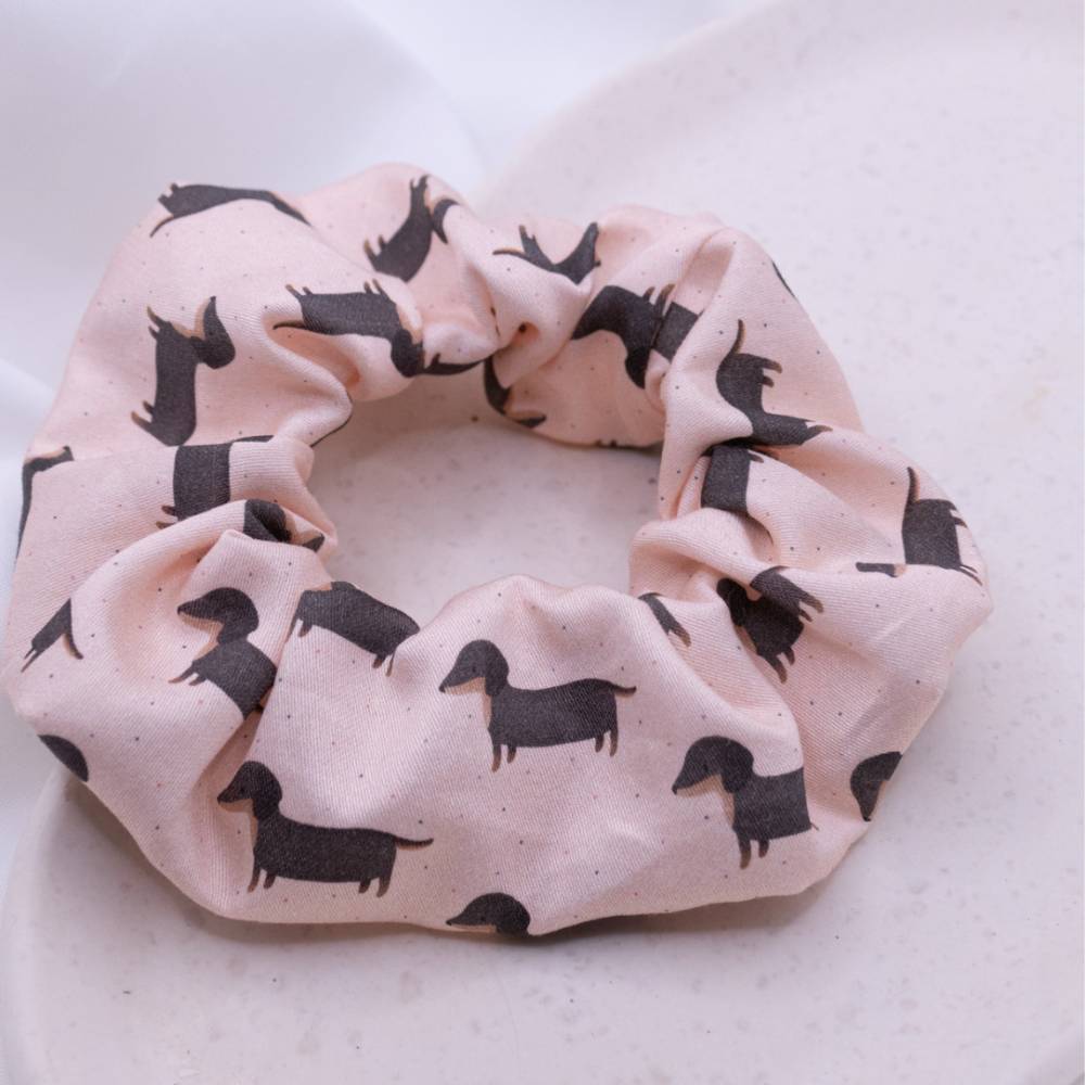 Scrunchie Dackel Haarband Hunde handgezeichnet - handgenähter Haargummi Zopfgummi rosa Hundemuster Dackel Geschenk haars Bild 7
