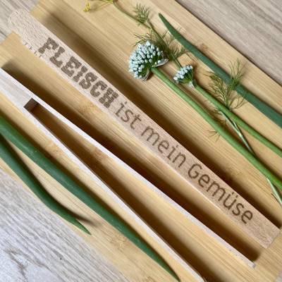 Grillzange aus Holz mit Gravur Fleisch ist mein Gemüse
