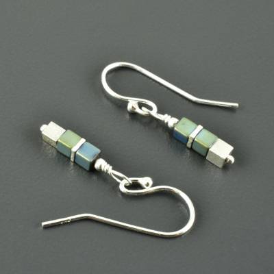 Minimalistische Ohrringe mit Hämatit und 925er Silber - Hängeohrringe Würfelschmuck Geschenk Freundin Frauenschmuck zart