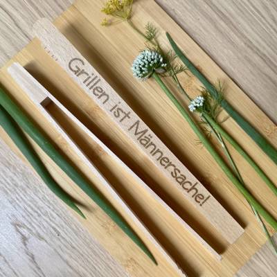 Grillzange aus Holz mit Gravur Grillen ist Männersache