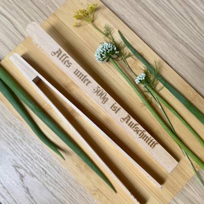Grillzange aus Holz mit Gravur unter 500g Aufschnitt