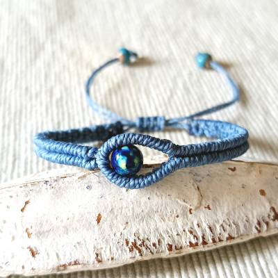schlichtes Makramee Armband in jeansblau mit einer marmorierten Acrylperle