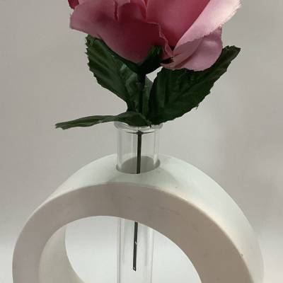 Ovale Form als Vase, aus Raisin, mit Blume künstlich,