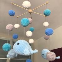 Babymobile Wal blau gehäkelt handmade Geschenk Geburt Junge Kinderzimmerdeko neu