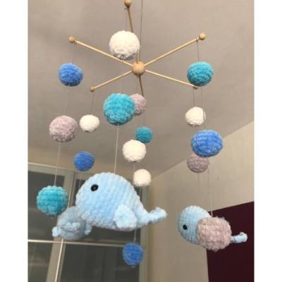 Babymobile Wal blau gehäkelt handmade Geschenk Geburt Junge Kinderzimmerdeko neu