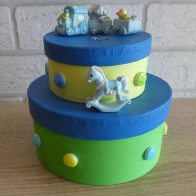 Geschenkverpackung Torte mit Eisenbahn und Schaukelpferd - blau, gelb, grün, türkis