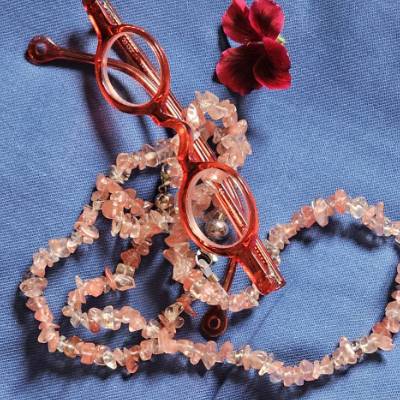 Handgefertigte Brillenkette aus Rosenquarz – Stilvoller Brillenhalter, 82 cm lang (MK2)