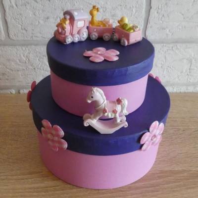 Geschenkverpackung Torte mit Eisenbahn und Schaukelpferd - rosa-lila