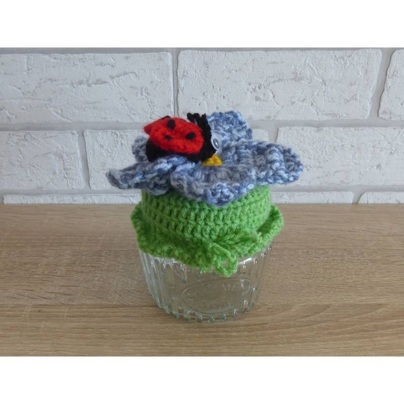 Schönes Glas mit Schraubverschluss, gehäkelter Blume und Marienkäfer (blau)