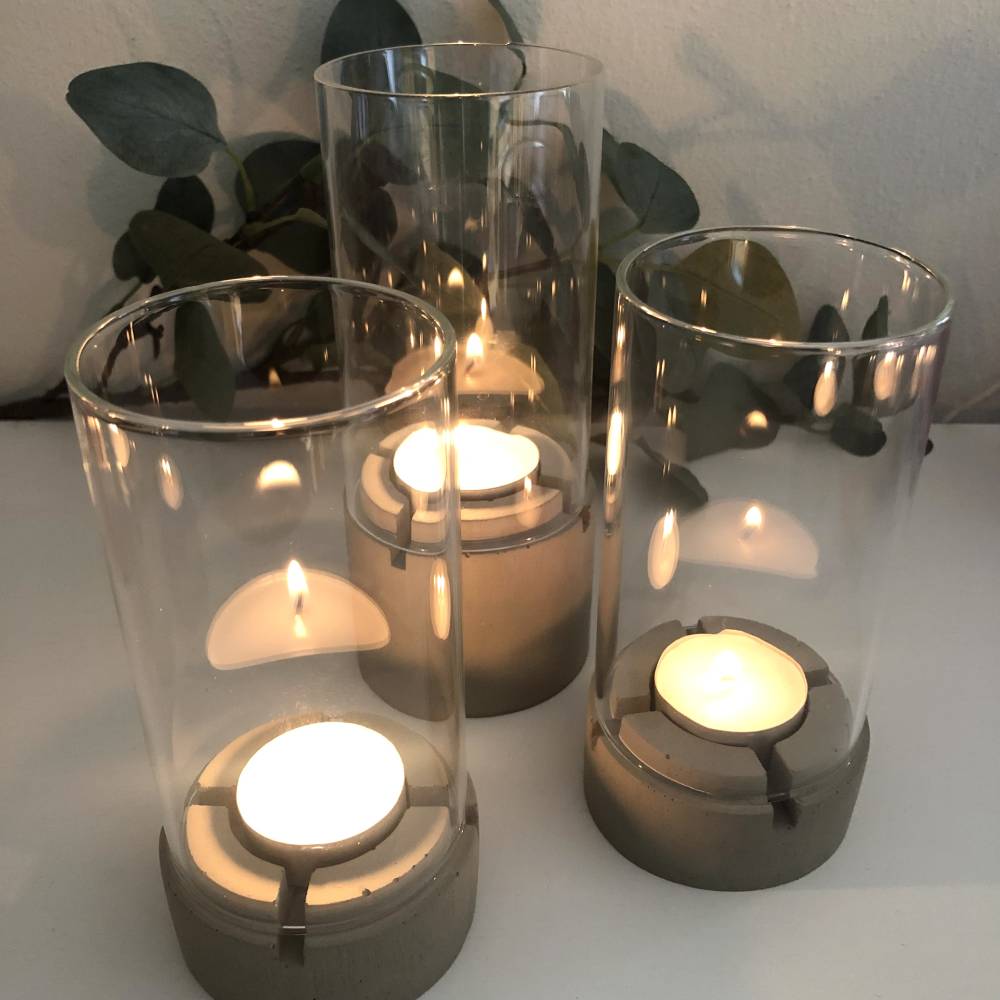 Outdoor Windlicht aus Beton mit Glaszylinder, ca. 8 cm D, verschiedene Höhen