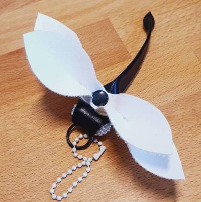 Taschenanhänger Libelle schwarz-weiß, aus Kunstleder an Kugelkette - ein Hingucker 