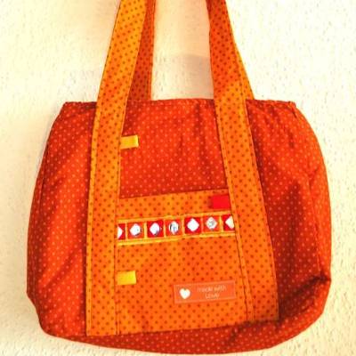 Schicke, kleine Mädchenhandtasche, orange mit Punkten