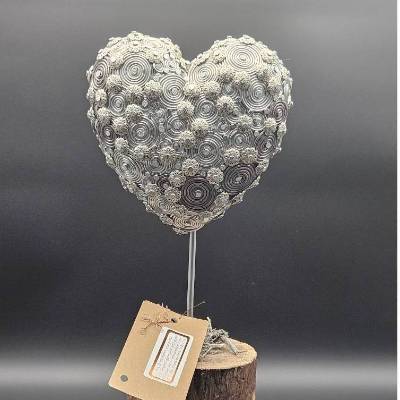 Einzigartige Herzskulptur in Silber auf Massivholz