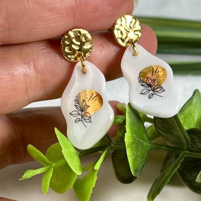 304 Edelstahl Ohrringe | 18K vergoldet|Weisser Harz Anhänger mit Hologramm Blume | Hypoallergen | Schimmernde Fine Line