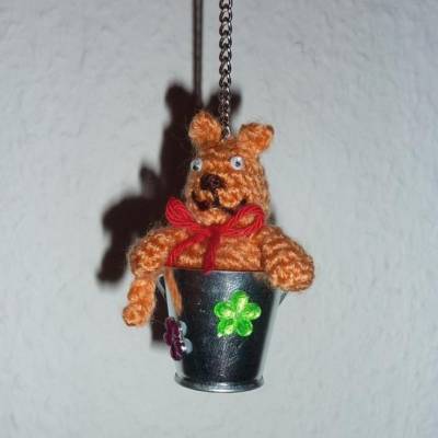 gehäkelter Taschenanhänger - Katze im Eimer
