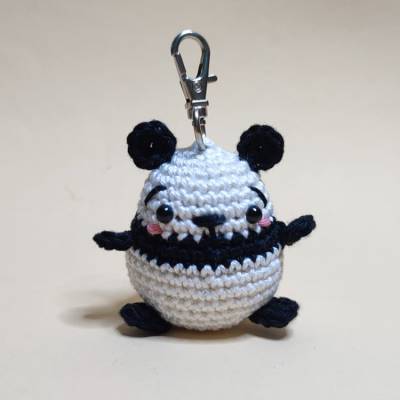 Süßer gehäkelter Panda Bär Anhänger in rosa "Polly Panda", Schlüsselanhänger Amigurumi, Glücksbringer, gehäkelte Tiere,