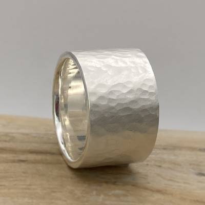 Silberring mit Hammerschlag "Hüpfer L", breiter, gehämmerter, geschmiedeter Ring in Silber 925