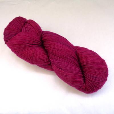 Duchess - handgefärbte Strumpfwolle dunkelmagenta mit vereinzelt lila Sprenkeln 100g/420m, 75% Wolle/25% Polyamid