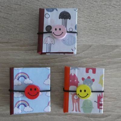 Drei hangefertigte Haftnotizzettelbüchlein aus Papier und Buchleinen - diverse Motive (Unterwasserwelt, Monster, Regenbo