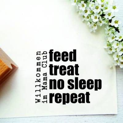Stempeltext: "feed treat no sleep repeat - Willkommen im Mama-Club"