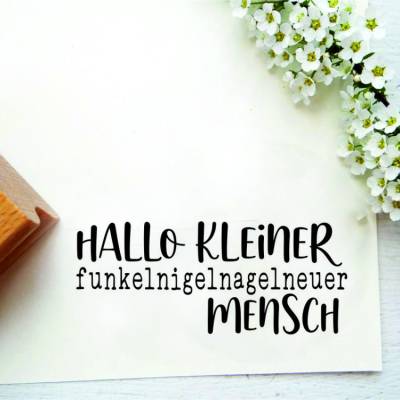Stempeltext:"Hallo kleiner funkelnigelnagelneuer Mensch"
