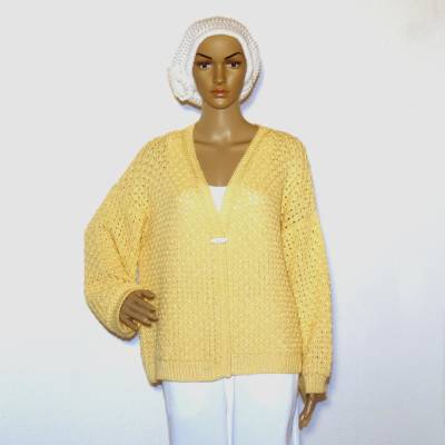 Handgestrickte Damenjacke in einen schönen Hellgelb.