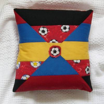 Patchwork-Kissenhülle Kinder-Fußballkissen – Kissenbezug für Kinderzimmer & Fußballfans, individuell wählbar, 35x35 cm