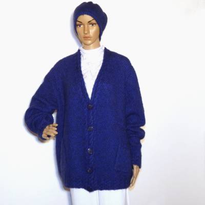 Handgestrickte Damenjacke mit Mütze in Royal Blau – Edle Strickmode