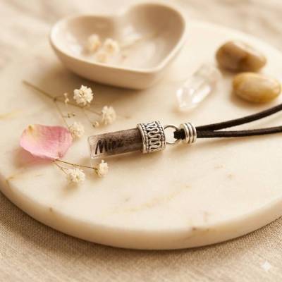 Tierhaarschmuck, Amulette Stäbchen mit Fell, Asche, Haare, Babylocke, Nabelschnur, Kette, Andenken, Engelsrufer