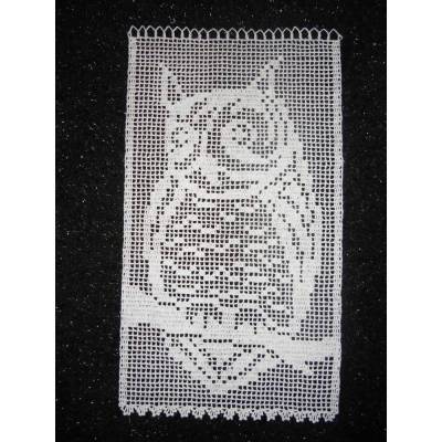 Häkelgardine, gehäkelte Scheibengardine, große Eule auf einem Ast, Handarbeit