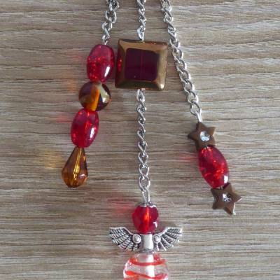 Taschenanhänger/Taschenbaumler aus Perlen und Metallketten mit Engelchen (rot-braun-silber) 