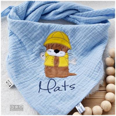 Musselinhalstuch hellblau mit Doodlestickerei Otter mit Fisch, personalisierbar