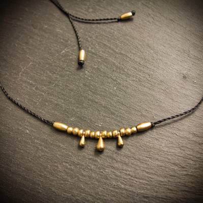 "Goldenes Tröpfchen" – Makramee-Kette mit goldenen Messing-Tropfen